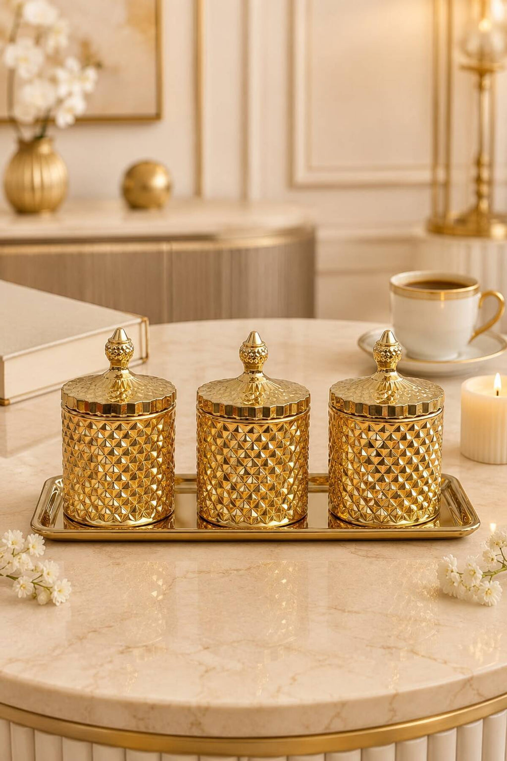 Diamond Serisi 3’lü Kristal Görünümlü Kapaklı Cam Şekerlik ve Sunum Seti Kavanoz Seti– Paslanmaz Çelik Tepsili - Altın